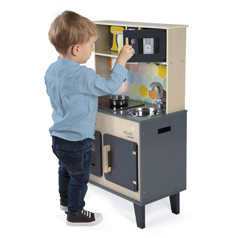 Grote keuken Mozaïc, volledig van hout, met haken om 1 schuimrubberspaan, 1 pan en 1 metalen vergiet aan te hangen, samen met 3 kartonnen voedingsdozen (kaas, bloem en rijst). Het is net zoals een echte keuken voorzien van een inductiekookplaat met geluid en LED-lichten.