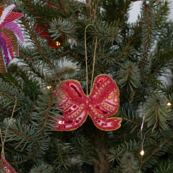 Kersthanger versierd met glinsterende kraaltjes en fonkelende pailletten.