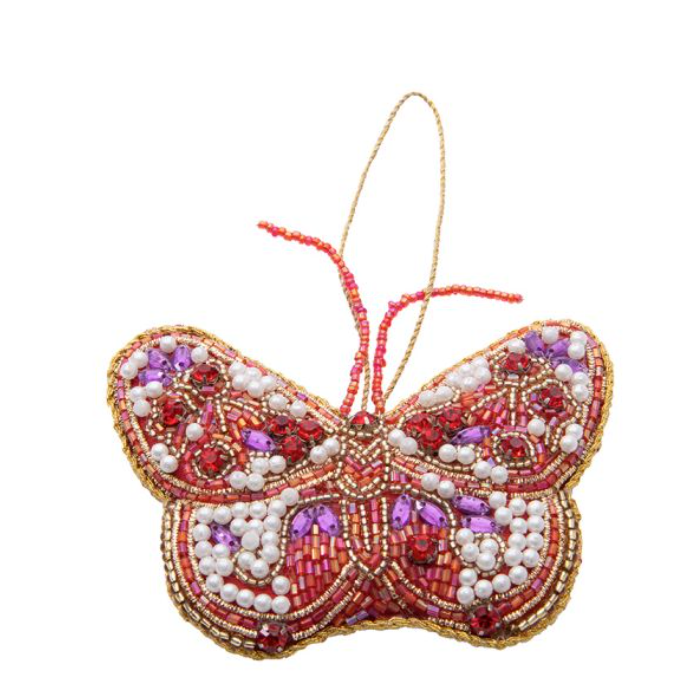 Deze handgemaakte hanger in de vorm van een vlinder versierd met glinsterende kraaltjes en pailletten. 