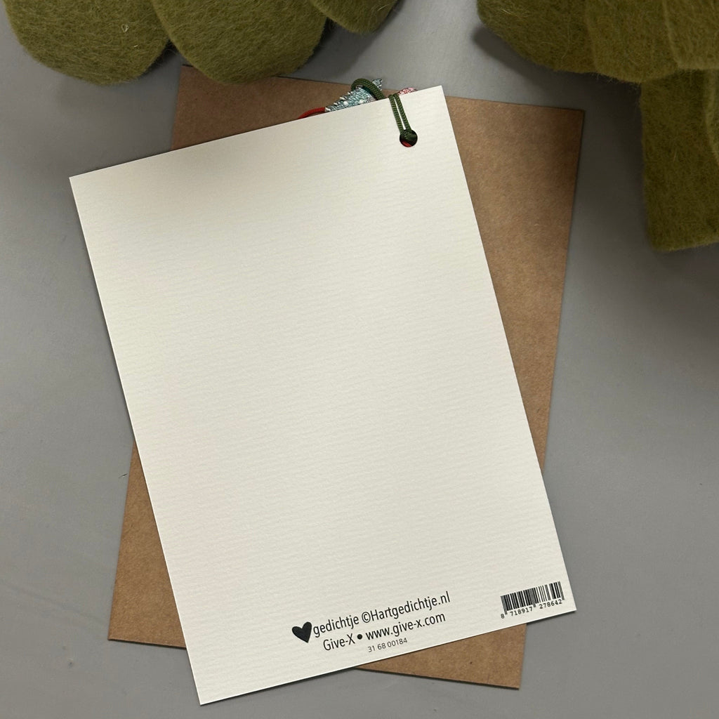 Enkele kerstkaart met envelop. Aan de kaart hangt een leuke kersthanger.