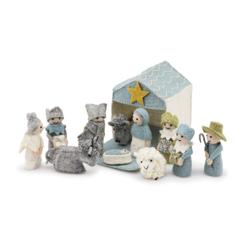 Een vilten kerststal in een ijsblauw-witte kleurstelling. Een sfeervolle en unieke set met Maria, Jozef, het kindje Jezus, de drie wijzen, herder, engel en dieren (os, ezel en schaap), inclusief een huisje met ster.