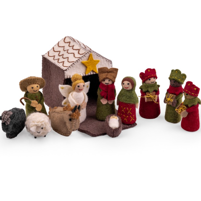 Vilten kerststal in rood-groentinten. Het pakket bevat de volgende 11 kerstfiguren in een stalletje: Jezus, Maria, Jozef, de Drie Koningen, een engel, de herder, een os, een ezel en een schaap. 