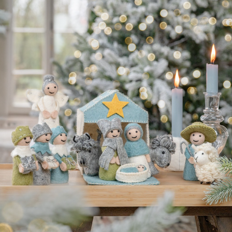 Een vilten kerststal in een ijsblauw-witte kleurstelling. Een sfeervolle en unieke set met Maria, Jozef, het kindje Jezus, de drie wijzen, herder, engel en dieren (os, ezel en schaap), inclusief een huisje met ster.