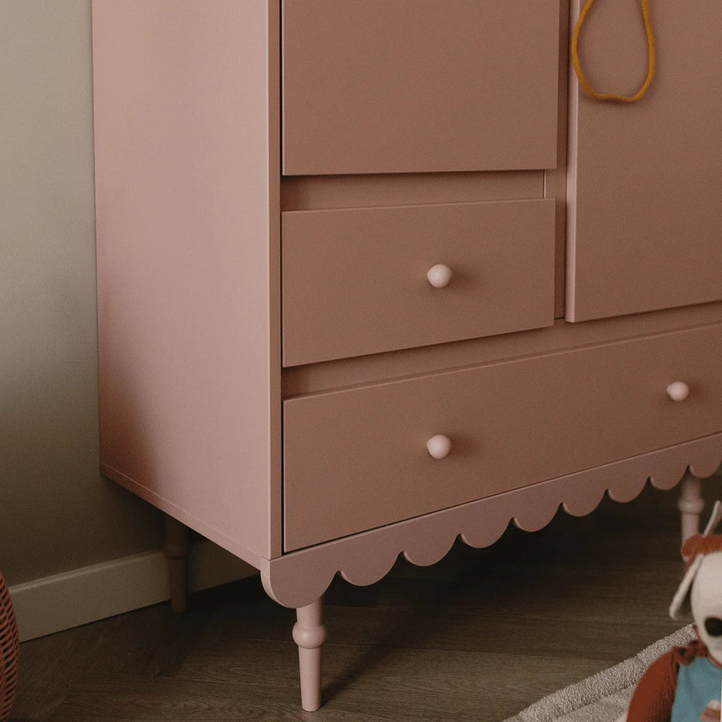 De onderkant van een oud roze kledingkast in retro stijl