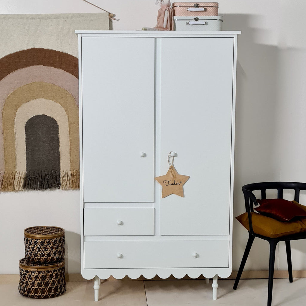 Een witte kledingkast in retrostijl 
