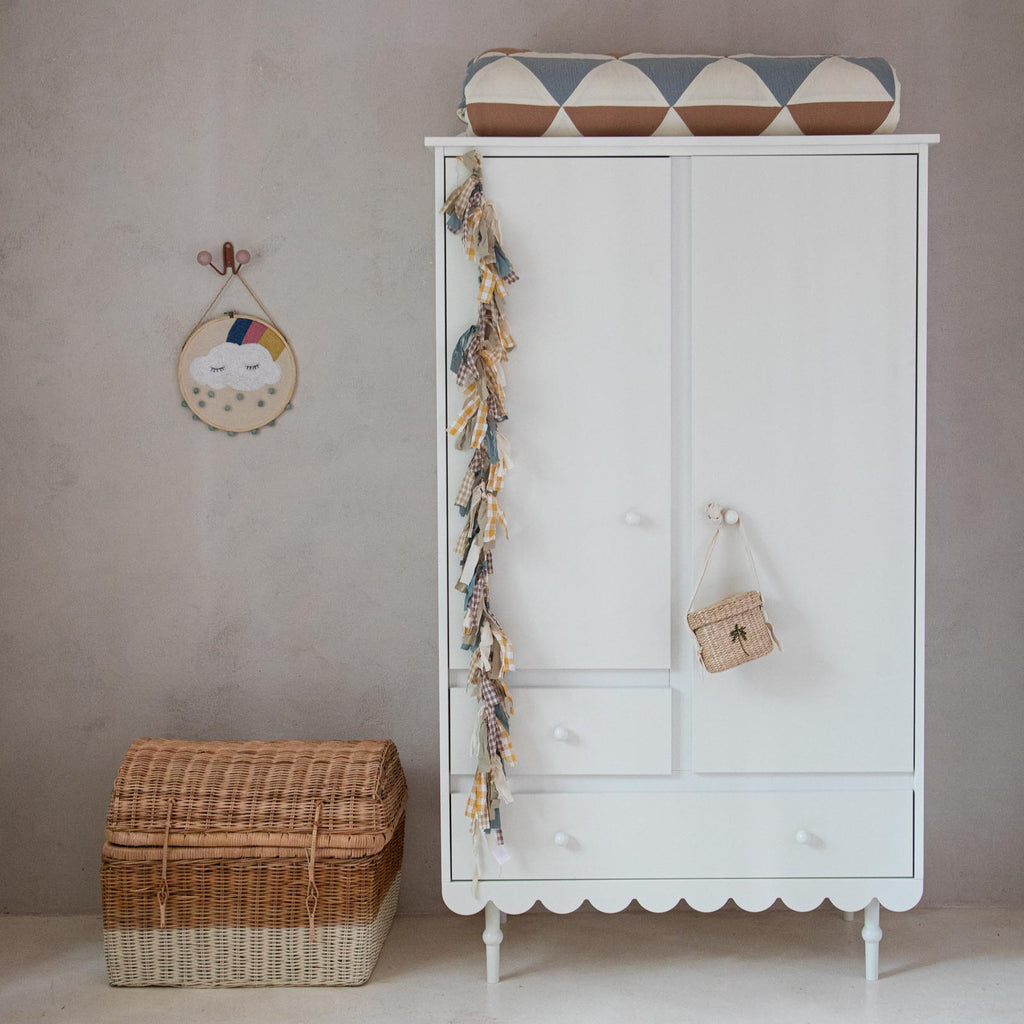 Een witte kledingkast in een kinderkamer