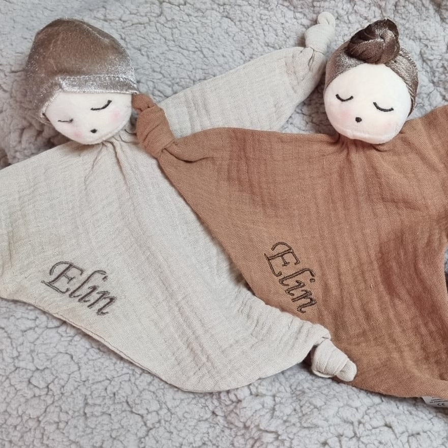 Gepersonaliseerd knuffeldoekje beige, een beige doekje met een hoofdje erop.