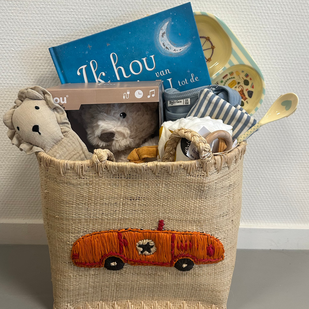 Kraammand met stoere auto gevuld met kraamcadeautjes voor een jongetje
