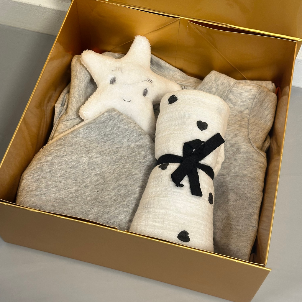 Kraammand Lovt Amsterdam, gouden box met grijs boxpakje poetreekids, grijs knuffeldoekje en hydrofiele doek.