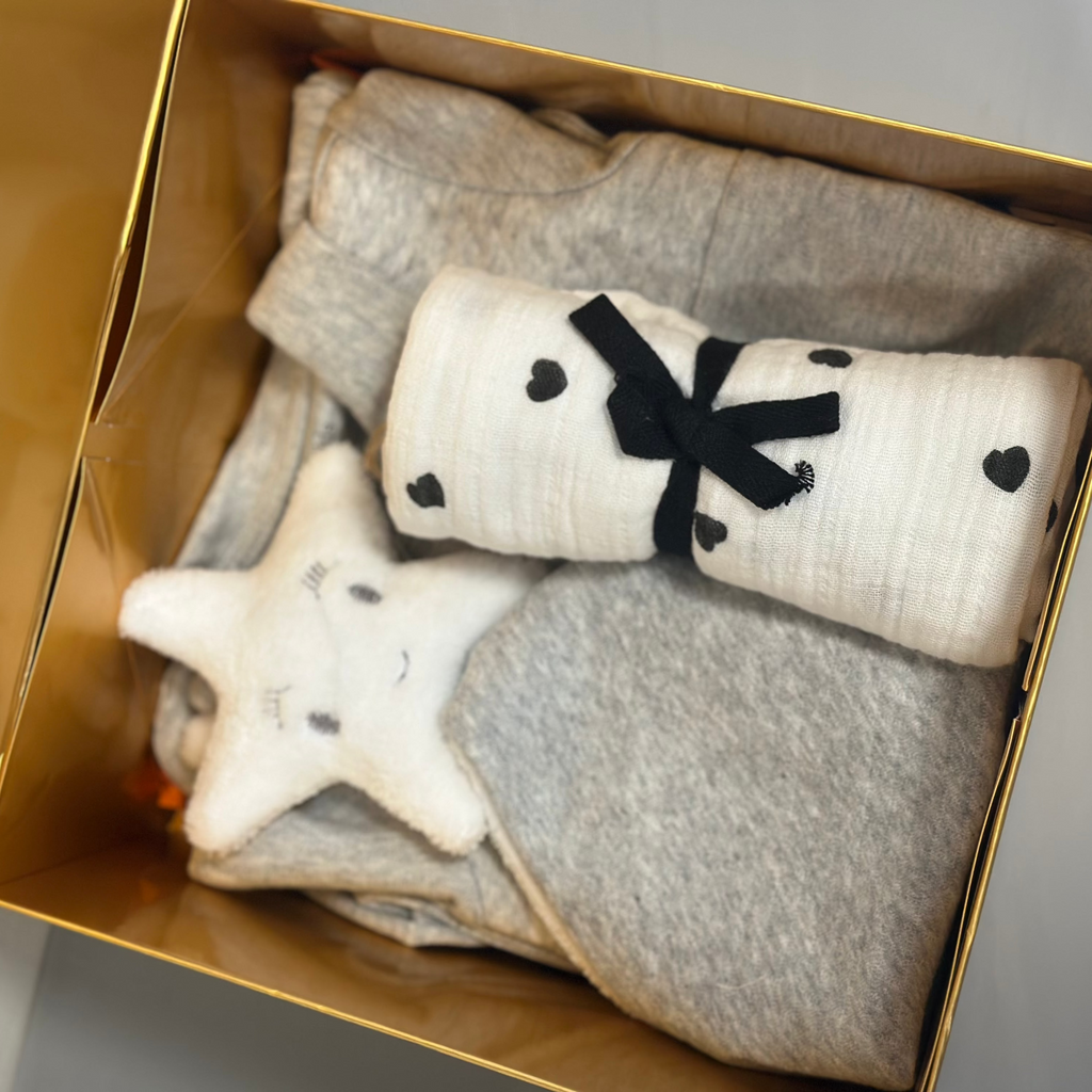 Kraammand Lovt Amsterdam, gouden box met grijs boxpakje poetreekids, grijs knuffeldoekje en hydrofiele doek.