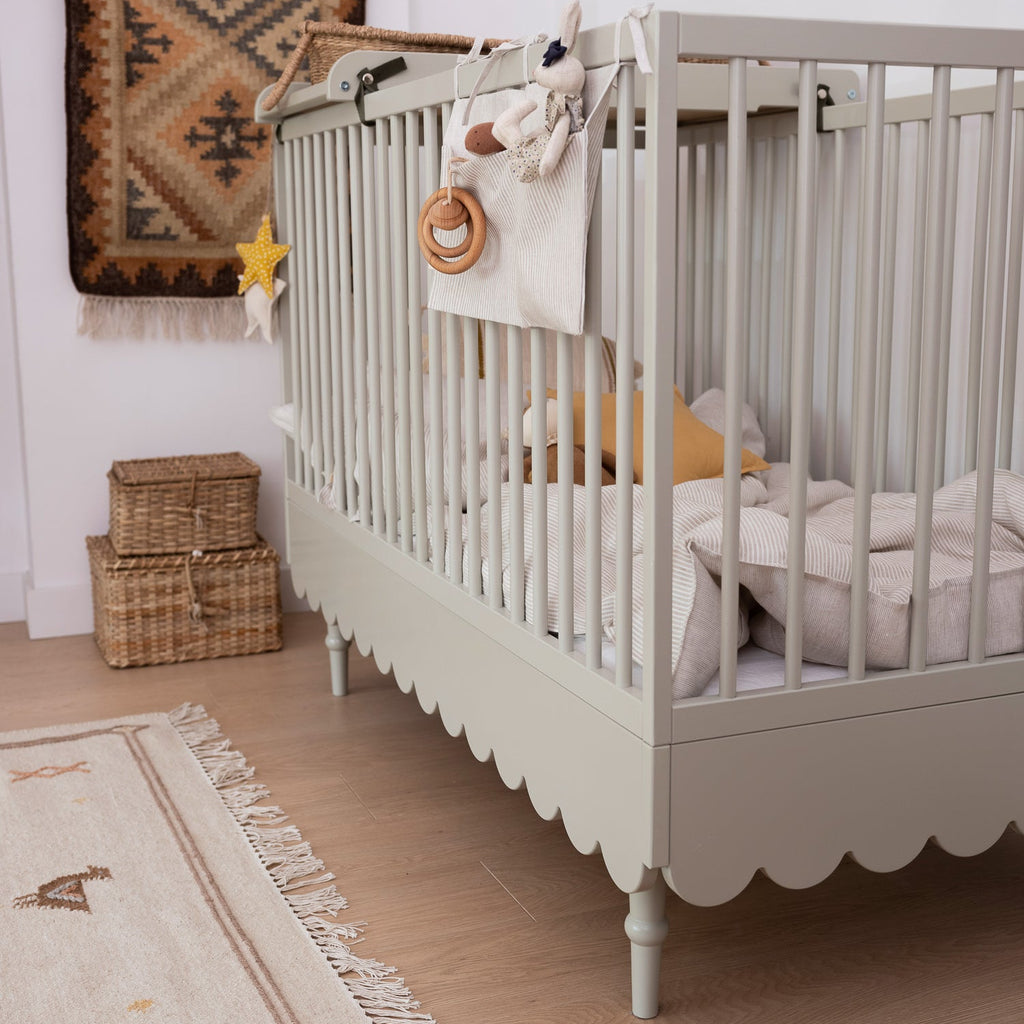 Een ledikant in een babykamer