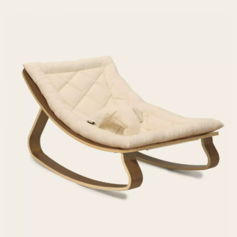 Ergonomisch wipstoeltje LEVO Walnoot hout met een Organic Milk kussen.