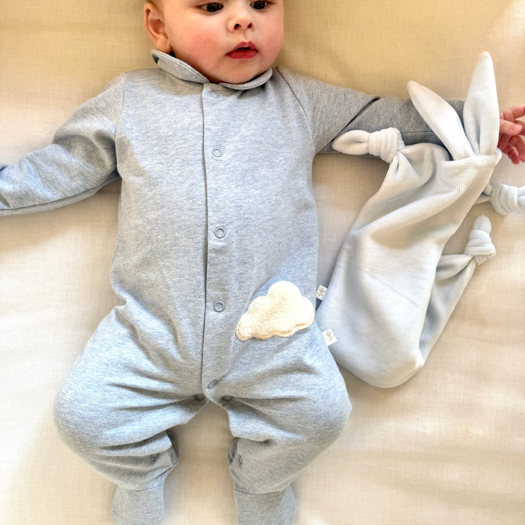 Living Nature Baby Boy Boxpakje Blauw, blauw boxpakje met wit teddy wolkje in de maten 0 maanden, 1 maand, 3 maanden en 6 maanden.