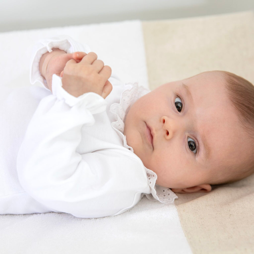 Living Nature Romper Body met prachtig kraagje en mouwtjes in maat 1,3,6 maanden.