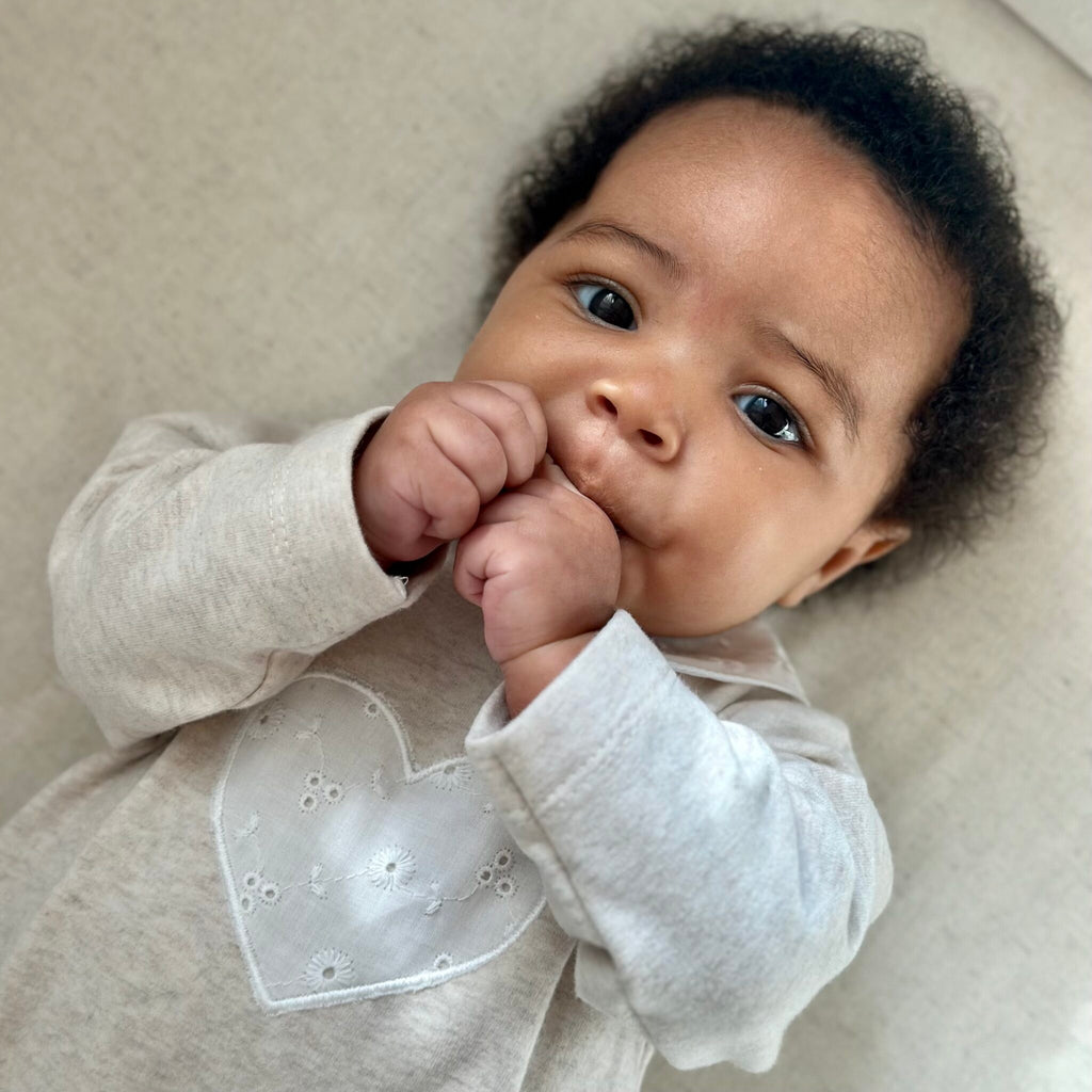 Living Nature Boxpakje Axelle in de kleur beige met kanten hartje op de voorkant en kanten kraagje. Beschikbaar in maand 0,1 en 3 maanden