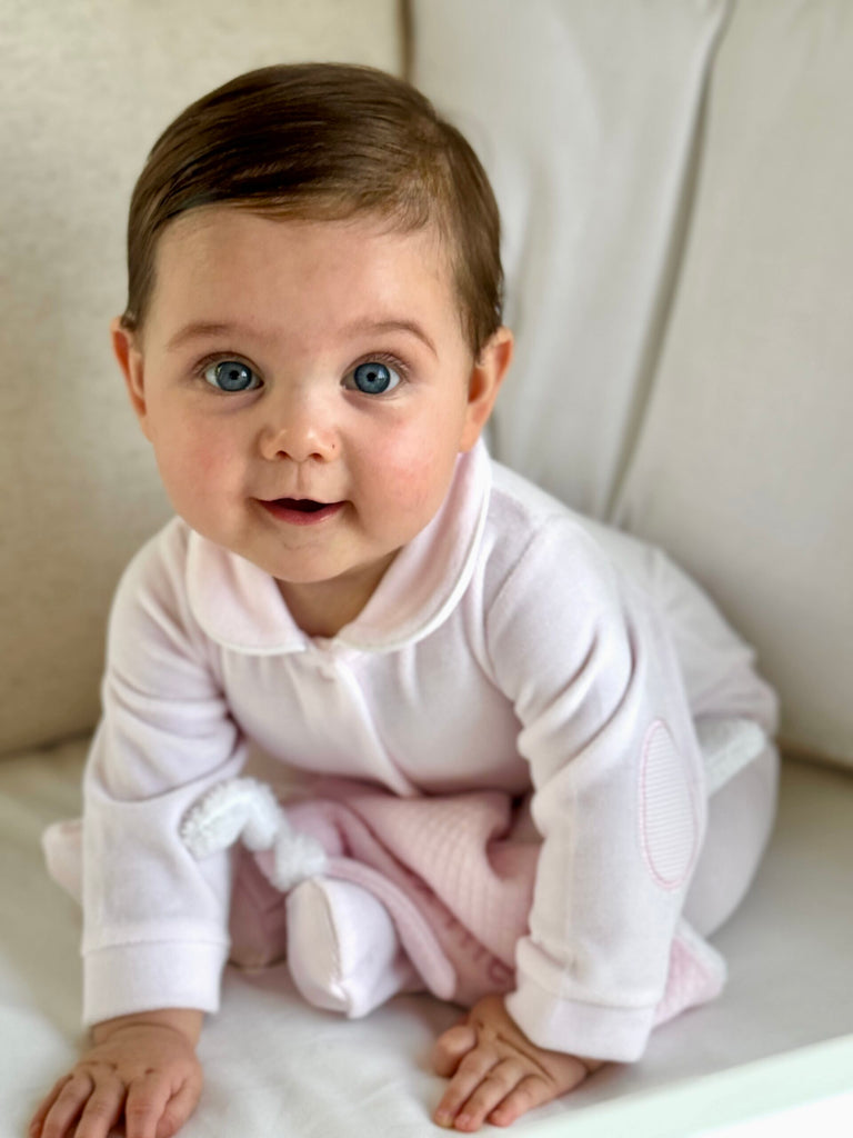 Living Nature Boxpakje Baby Roze velours met prachtige details. Ook verkrijgbaar in het blauw en beige. In de maten 0 maanden, 1 maand en 3 maanden.