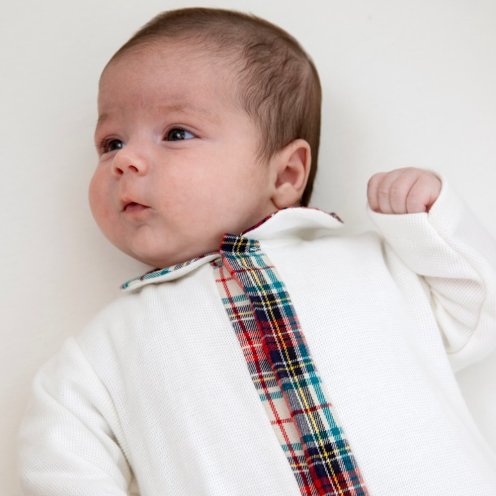 Babypakje in prachtig gebreid écru stof, gecombineerd met een winters geruite stof.