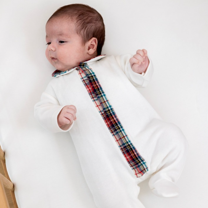 Babypakje in prachtig gebreid écru stof, gecombineerd met een winters geruite stof.