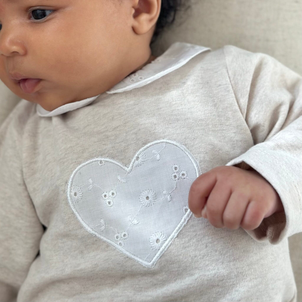 Living Nature Boxpakje Axelle in de kleur beige met kanten hartje op de voorkant en kanten kraagje. Beschikbaar in maand 0,1 en 3 maanden