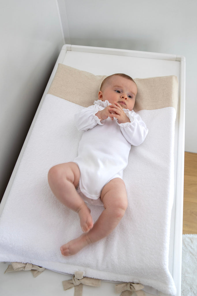 Living Nature Romper Body met prachtig kraagje en mouwtjes in maat 1,3,6 maanden.