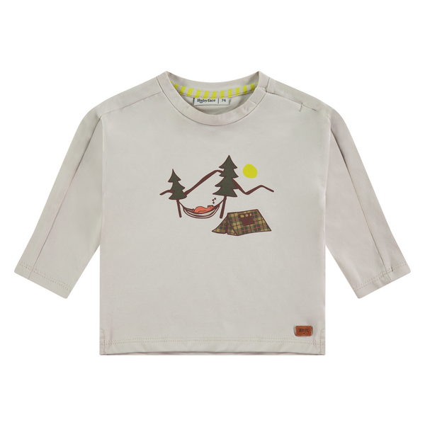 Een gebroken wit babytruitje met vrolijke print
