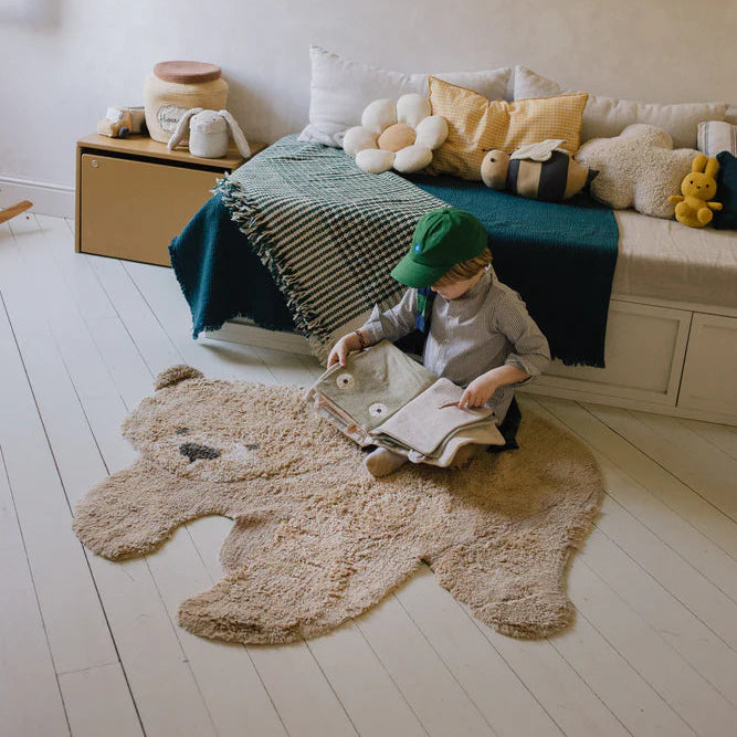 Lorena Canals Machine wasbaar vloerkleed in de vorm van een goud, gele, teddy beer.