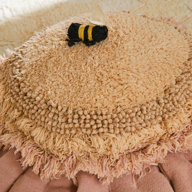 Lorena Canals Poef in de vorm van een bloem met een afneembare knuffel van een bij er op.