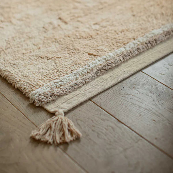 Lorena Canals Machine wasbaar vloerkleed in een goud gele kleur met kwastjes op de hoeken. Rechthoekig kleed in verschillende formaten.