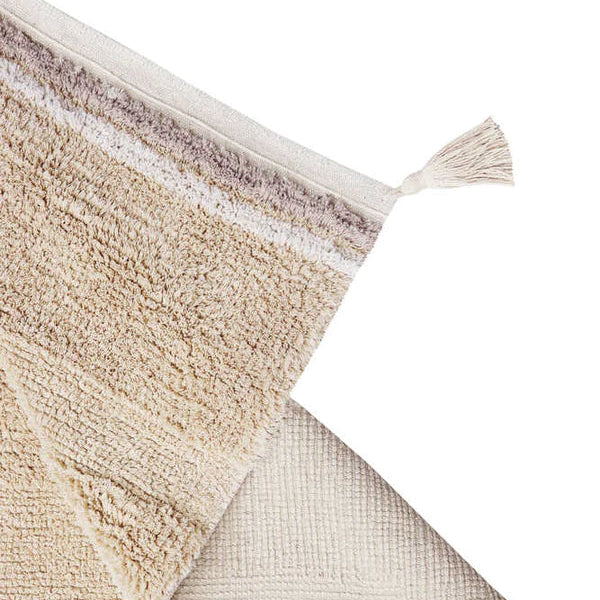 Lorena Canals Machine wasbaar vloerkleed in een goud gele kleur met kwastjes op de hoeken. Rechthoekig kleed in verschillende formaten.