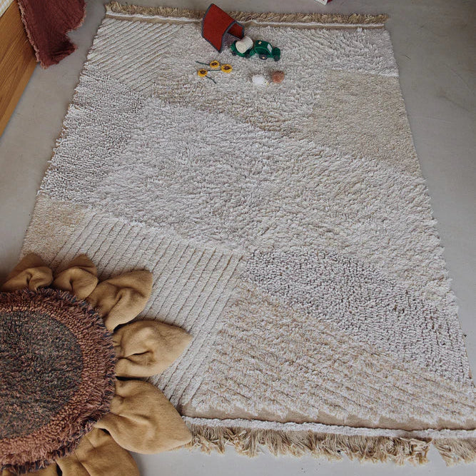 Lorena Canals Machine wasbaar vloerkleed in beige tinten met fransjes aan de uiteinde. Rechthoekig.