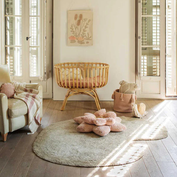 Lorena Canals Machine wasbaar vloerkleed, waterlelie blad met een afneembaar kussen in de vorm van een bloem. Kleur olijfgroen en roze.