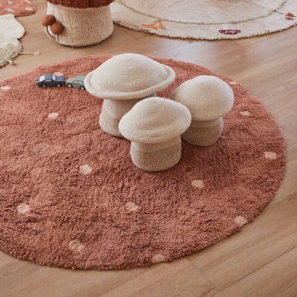 Lorena Canals Machine wasbaar vloerkleed rond. Bruin met witte stippen.