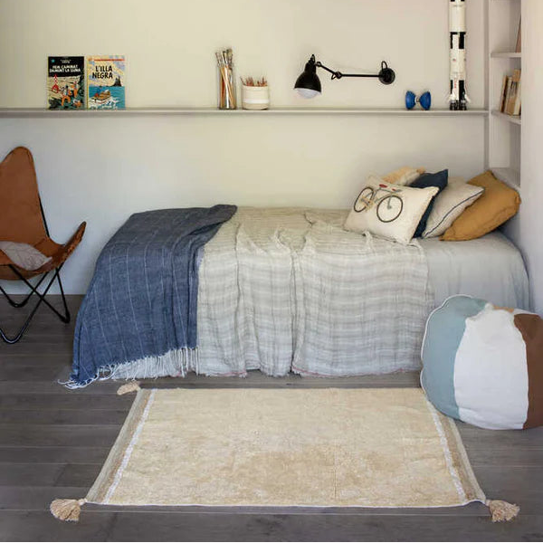 Lorena Canals Machine wasbaar vloerkleed in een goud gele kleur met kwastjes op de hoeken. Rechthoekig kleed in verschillende formaten.