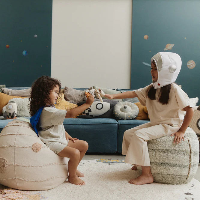 Lorena Canals Machine wasbare poef. Beige, grijze kleuren. In de vorm van planeet Neptunes.