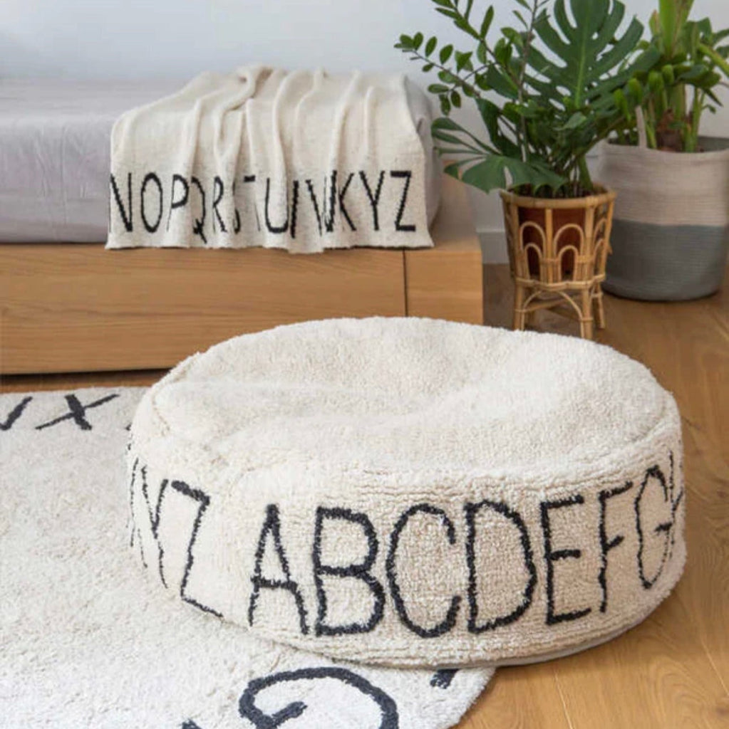 Lorena Canals Poef in het gebroken wit met de letters van het alfabet. 