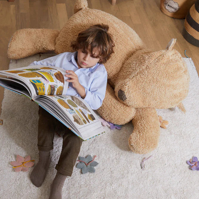 Lorena Canals - Poef - Grote slapende beer in de kleur honing.
