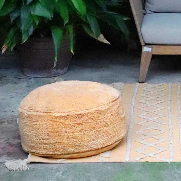 Lorena Canals Poef in de kleur honing.