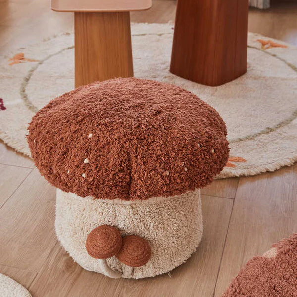 Lorena Canals Poef in de vorm van een paddenstoel in bruin beige tinten.