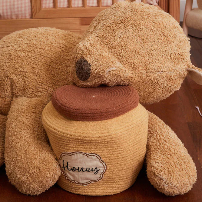 Lorena Canals - Poef - Grote slapende beer in de kleur honing.