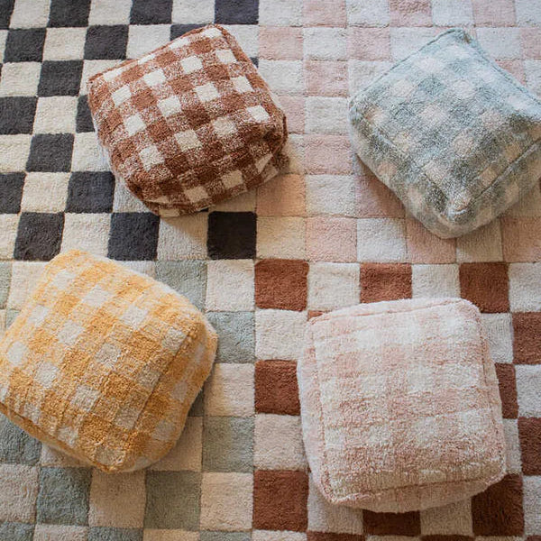 Lorena Canals Poef Vichy Rose, licht roze geblokte vierkante poef.