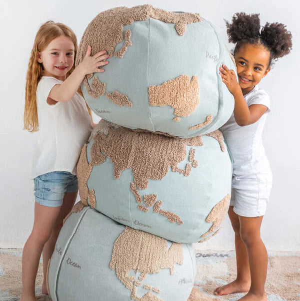 Lorena Canals Poef met de wereld kaart