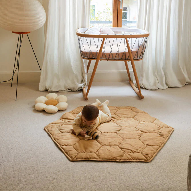 Lorena Canals Speelkleed in de vorm van een honingraad. Geschikt voor babygym. Een prachtige goud gele kleur. Inclusief rammelaar in de vorm van een bij.