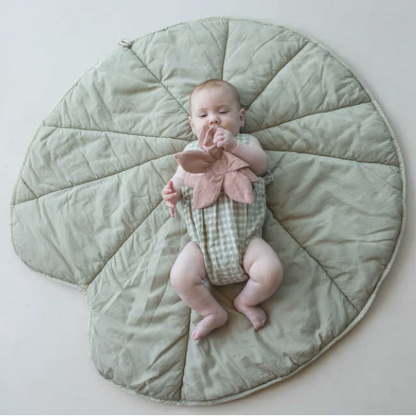 Lorena Canals Machine wasbare speelmat voor babygym. In de vorm van een waterlelie. Kleur: Offwhite