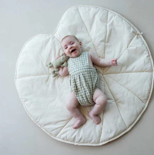 Lorena Canals Machine wasbare speelmat voor babygym. In de vorm van een waterlelie. Kleur: Offwhite