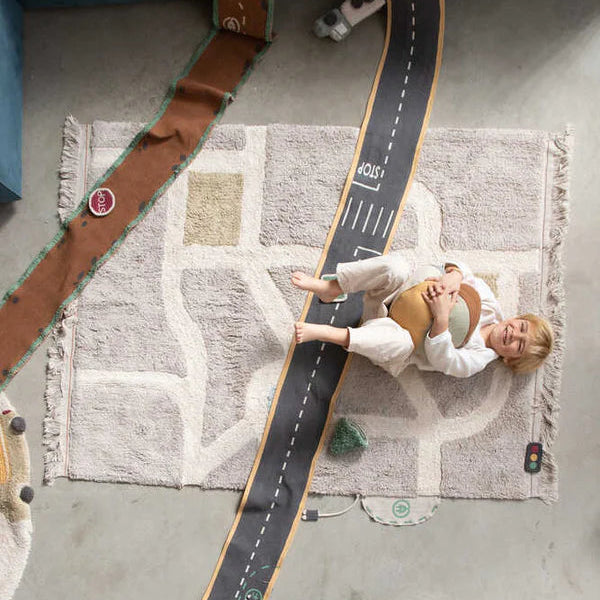 Lorena Canals Vloerkleed Machine wasbaar. Formaat: 120x170. Speelkleed voor kinderen met straten, parkeerplekken, oplaadstations. Met een aantal lossen accessoires inbegrepen.