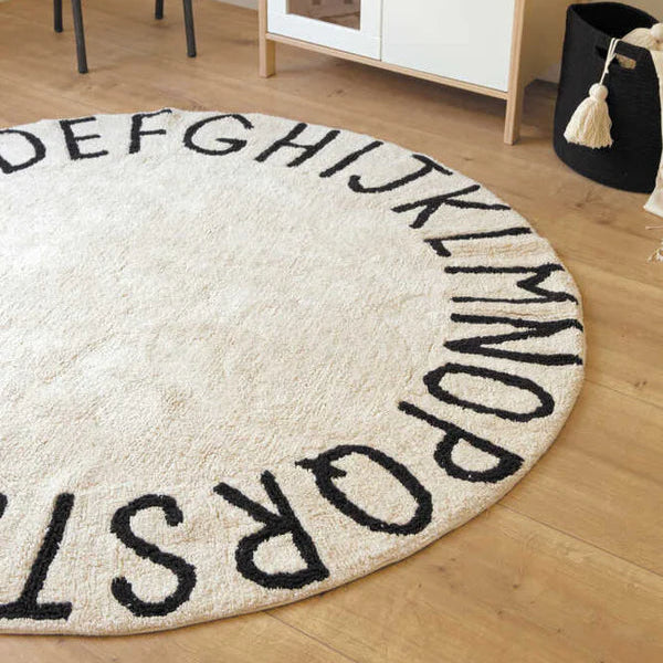 Lorena Canals Machine wasbaar rond vloerkleed met de letters van het alfabet.