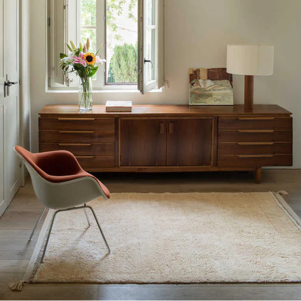 Lorena Canals Machine wasbaar vloerkleed in een goud gele kleur met kwastjes op de hoeken. Rechthoekig kleed in verschillende formaten.