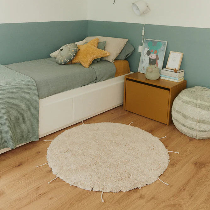 Lorena Canals Machine wasbaar vloerkleed in de vorm van een ronde maan. Beige kleur.