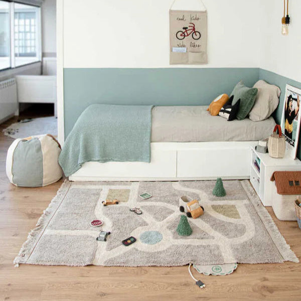 Lorena Canals Vloerkleed Machine wasbaar. Formaat: 120x170. Speelkleed voor kinderen met straten, parkeerplekken, oplaadstations.