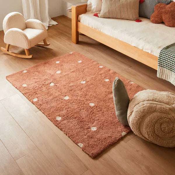 Lorena Canals, machine wasbaar vloerkleed, bruin met witte stippen. formaat: 100x150 cm